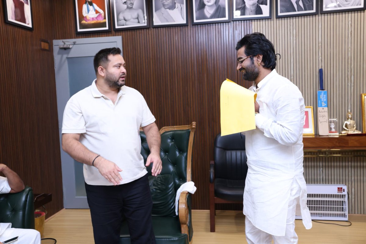 GuptaDewa's tweet image. राजद परिवार की ओर से 19-मोतिहारी विधानसभा से प्रत्याशी बनाकर जो सम्मान और भरोसा मुझ पर जताया गया है, उसके लिए मैं सर्वप्रथम राजद के संस्थापक, जननायक आदरणीय #श्री_लालू_प्रसाद_यादव जी, माननीय #श्री_तेजस्वी_यादव जी, पार्टी के शीर्ष नेतृत्व एवं सभी साथियों का दिल से धन्यवाद करता हूँ,…