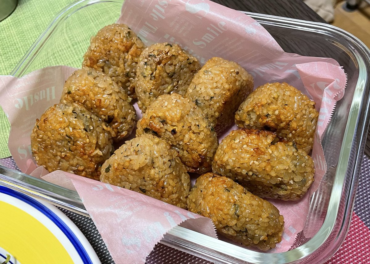 お友達んちへ  差し入れ

焼きおにぎり🍘

＊大葉 葱 胡麻 鰹節 昆布八方つゆ
まぜまぜして トースターで焼きました😊

 #OnigiriActhion