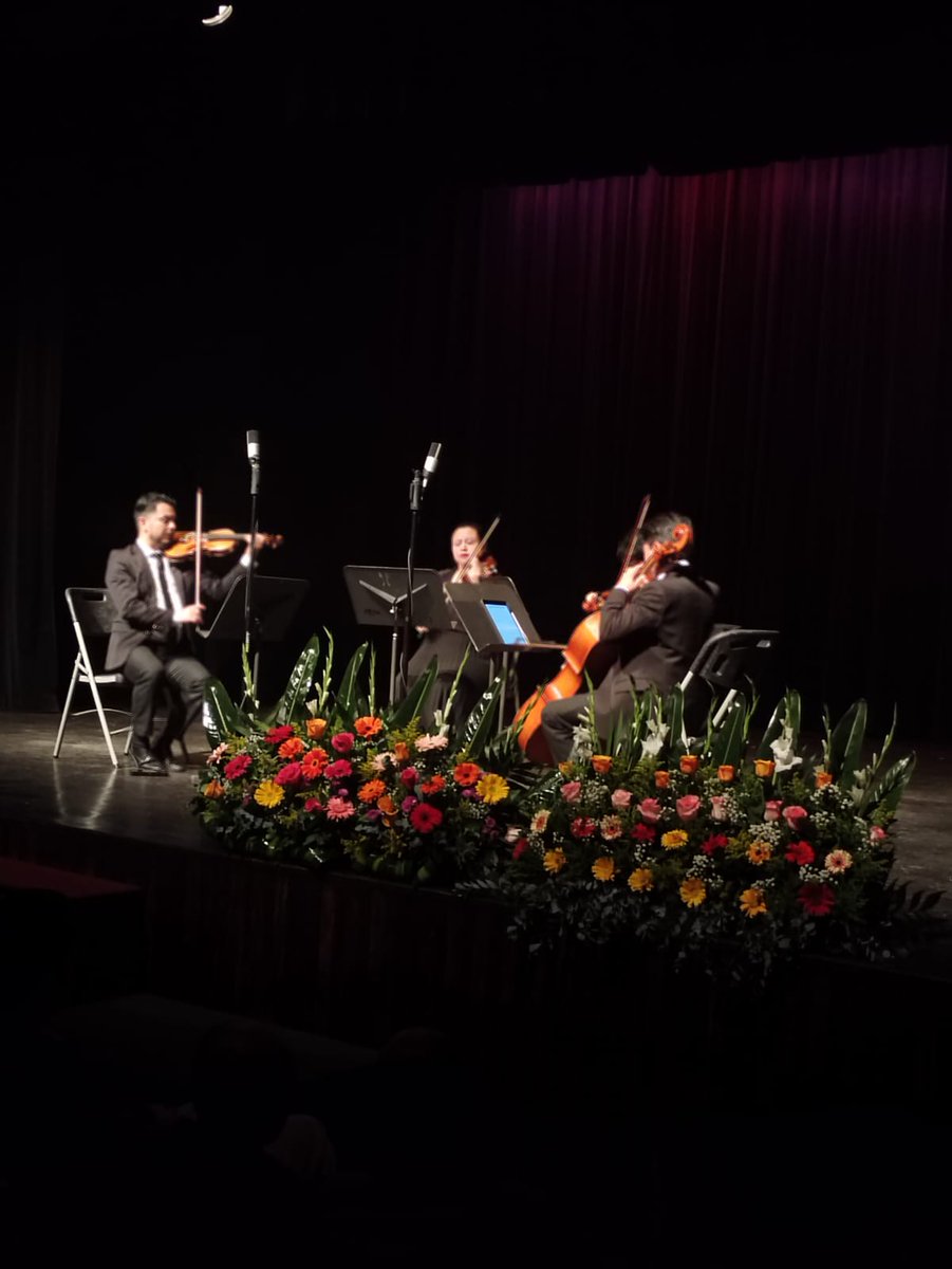 DiariodeCA's tweet photo. #ArtesDCA | Radio Faro Cultural celebra hoy su 75 aniversario con un espectáculo especial protagonizado por el Cuarteto de Cuerdas Primavera y el Quinteto Xocomil, en el Teatro de Cámara Hugo Carrillo, del Centro Cultural Miguel Ángel Asturias.

En la actividad participaron la ministra de Cultura y Deportes, @Liwy_Grazioso; el viceministro de Cultura, Rodrigo Carrillo y el viceministro del Deporte y la Recreación, Francisco Aguilar Chang, junto a los locutores y artistas homenajeados de Radio Faro Cultural. 

Fundada el 2 de octubre de 1950, la emisora continúa transmitiendo en la frecuencia modulada 104.5 FM, para llevar cultura, música y pensamiento a los hogares guatemaltecos. En reconocimiento a su valioso aporte, fue declarada Patrimonio Cultural de la Nación en el 2005.

Vía: @nvasquezDCA