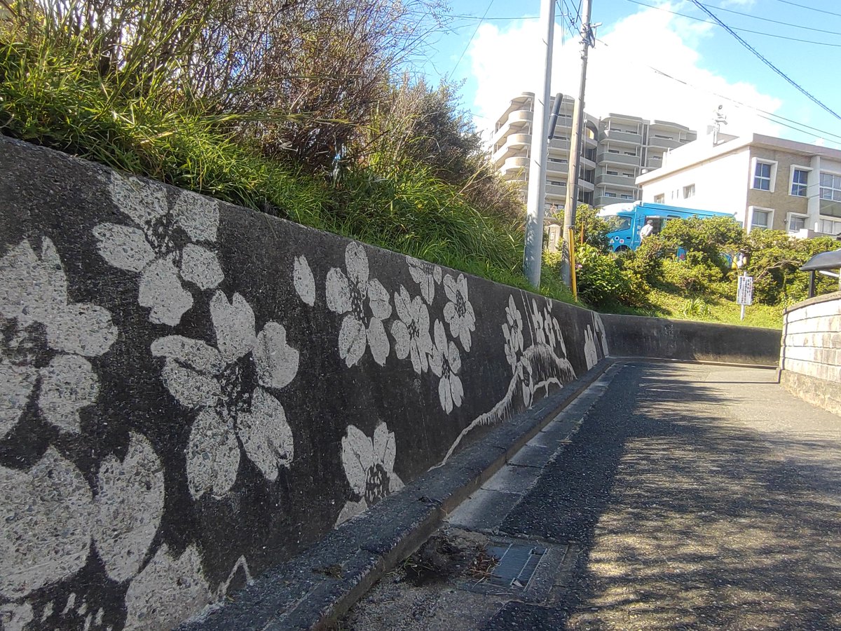 移動図書館です！
移動図書館「ブックル」の巡回場所である王司公民館にエコアートが描かれておりました！鑑賞しながら「ブックル」も一緒にご利用してみませんか。次回、王司公民館の巡回日は10/29です。
#下関 #移動図書館 #ブックル