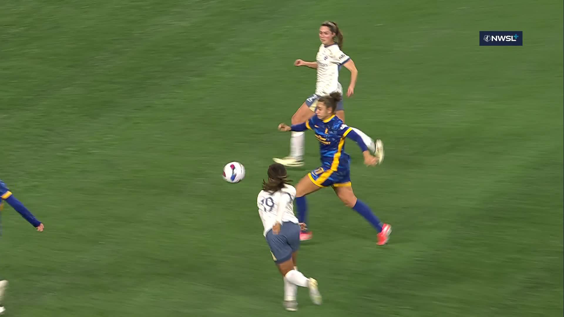 Maddie Dahlien with an incredible cross to set up Ainsley McCammon's first NWSL goal! 🎉