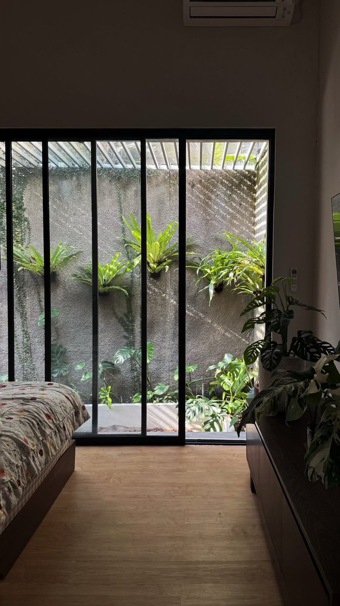 Salah satu investasi terbaik di rumah kami adalah kasur.
Kami membeli kasur 3 bulan sebelum menikah, jadi begitu berumah tangga sudah ada perabotan.
Kasur yang kami pilih merek King Koil ukuran 200x200 cm.
Sekarang usianya sudah 5 tahun.
Kualitas masih sama, berasa liburan terus.