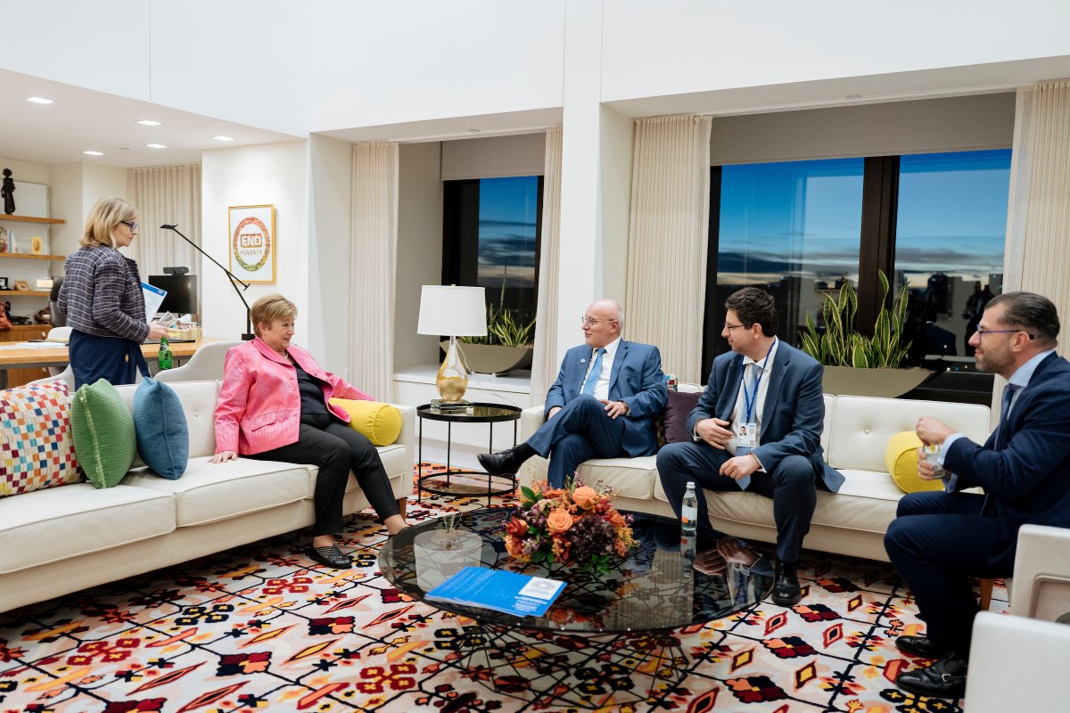 KGeorgieva's tweet image. A brief but constructive exchange with 🇧🇬 Bulgaria’s Central Bank Governor Dimitar Radev. Always a pleasure to connect with the Bulgarian delegation at the #IMFMeetings.