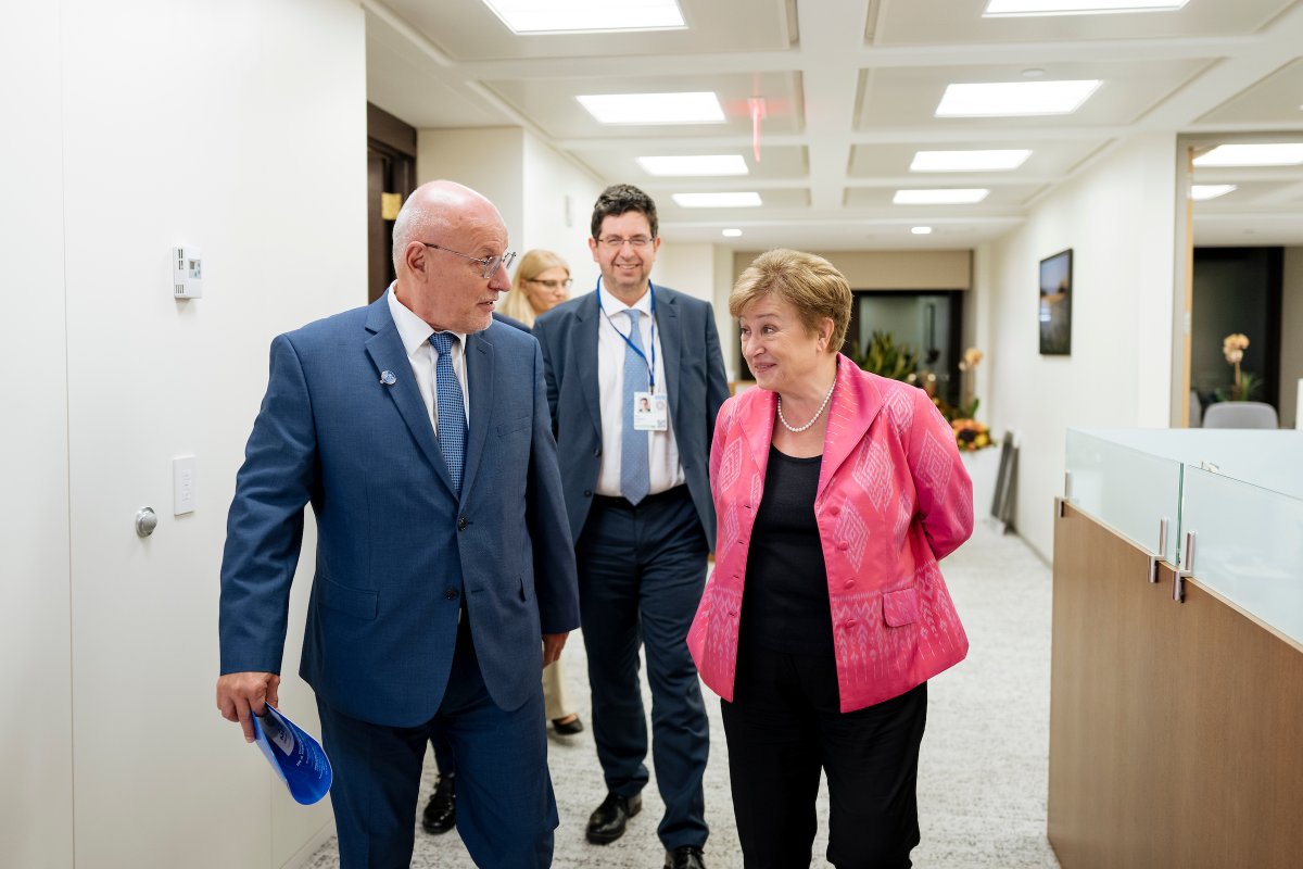KGeorgieva's tweet image. A brief but constructive exchange with 🇧🇬 Bulgaria’s Central Bank Governor Dimitar Radev. Always a pleasure to connect with the Bulgarian delegation at the #IMFMeetings.