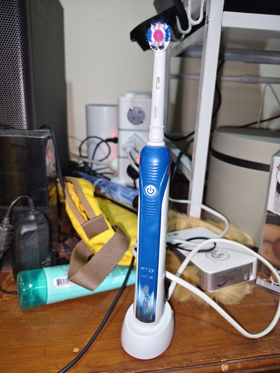 TechmenID's tweet image. Udah 5th'an pake sikat gigi elektrik dari Oral-B seri Pro 4000, kemarin coba beli Pepsodent Provibes niatnya buat dipake sementara sambil galau pengen upgrade ke Oral-B seri baru
Abis pake sekali langsung pengen balik ke Oral-B 😅😅
Ada yg pake Oral-B juga?? Pake seri apa?