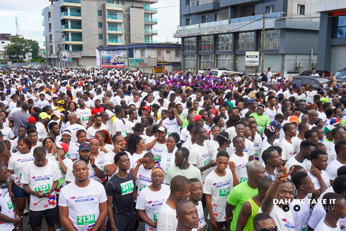 Dah Me Take It Photography captures the scope of the crowd at the 10k start line.