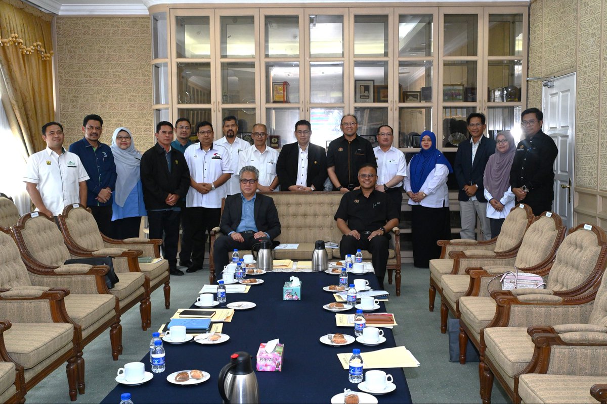 kpkmmalaysia's tweet photo. KUNJUNGAN HORMAT KETUA SETIAUSAHA KEMENTERIAN PERTANIAN DAN KETERJAMINAN MAKANAN KE ATAS SETIAUSAHA KERAJAAN NEGERI PAHANG

Bacaan selanjutnya ada di FB KPKM : https://t.co/7sKO7j2goz

#MADANIBekerja
#MalaysiaMADANI
#CukupDanTerjamin 
#TaatSetia
#KPKMMalaysia https://t.co/LyEOESC5GZ