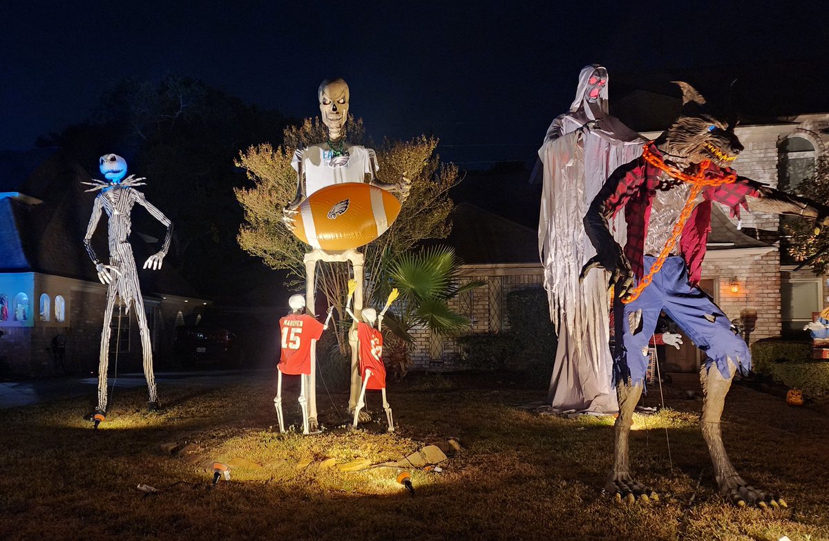 A house in my neighborhood never disappoints! 😂🥰😍🏈 #GoBirds #FlyEaglesFly <a href="/Eagles/">Philadelphia Eagles</a>