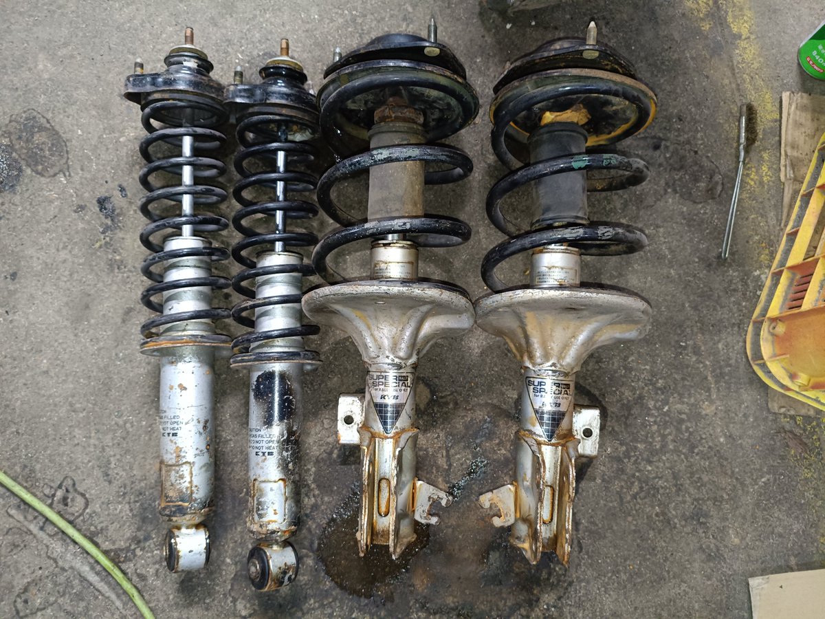 CJ4A ミラージュのショック売ります！カヤバのラリーショックです。
・KYB SUPER SPECIAL for Rally 
・状態不明。室内保管ではありました。
・バネとかアッパーマウントもつけて、写真の状態まんまで売ります。
いったん送料別1万8000円でどうでしょうか。値段交渉受け付けます。