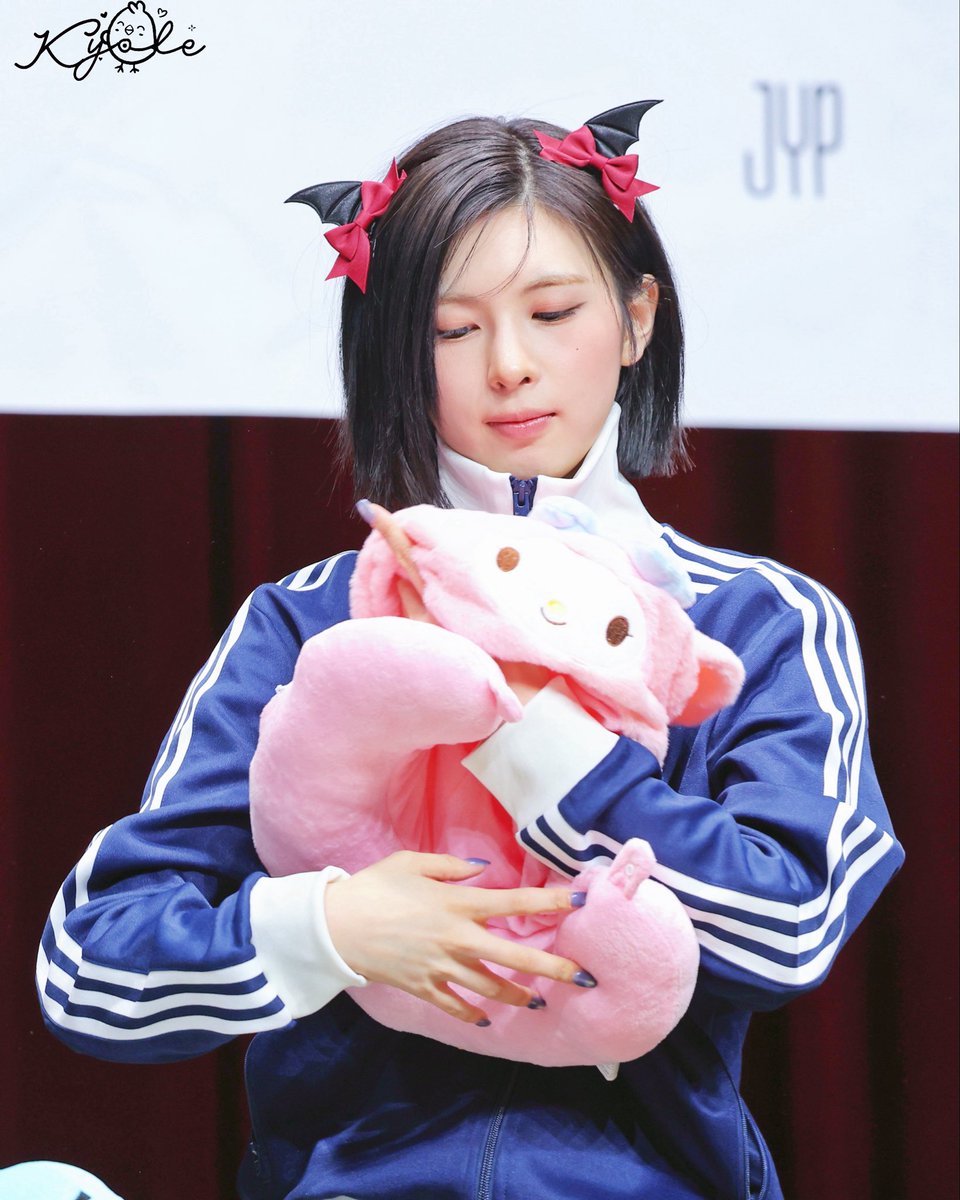 251017 JP(Real Lily’s Big day)🎉🎂

세상에서 제일 사랑스러운 솔이야, 고마워 💗 
내가 힘들 때마다 이 사진을 꺼내봐요. 
볼 때마다 마치 당신이 나를 꼭 안아주는 것 같아요 🫶💞

#엔믹스 #NMIXX
#배이 #BAE