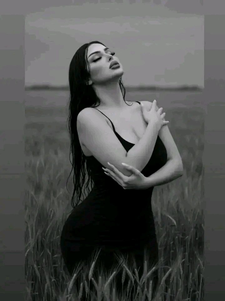 وماذا عن ليل خلق لأجلك 
يعزف أوتاره من عتمة شعرك
ويضيئ نوره من عينيك الخضراويتين
كلّ نجمةٍ تحنُّ إليك كما يحن قلبي
وكل نسمةٍ تهمس باسمك في صمت الليل 🌙✨َ

👑