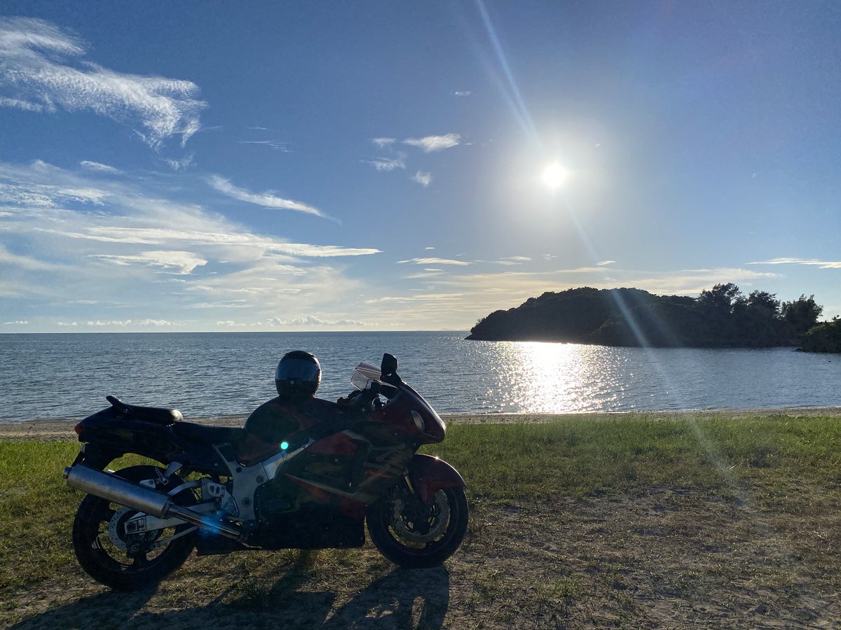 RyukyuRider's tweet image. バイクは不自由な乗り物。埃はかぶり、雨にも打たれ、夏は暑く冬は寒い。

が、バイクに跨るとは、自由を手に入れることそのものじゃないか。風は道の声であり、俺たちライダーはそれを聞き取る存在。そうだろ、兄弟。

#バイク #オートバイ #バイクはいいぞ