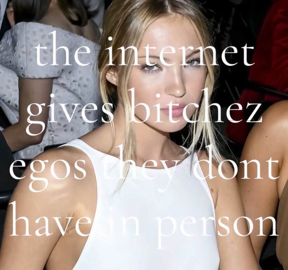claralbbh's tweet image. agora que reparei que a sarah ta no fundo dessa foto
