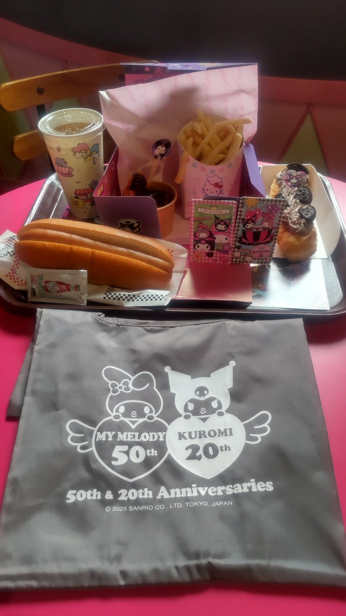 ランチ🍴
MyMelody＆Kuromi Anniversary
オリジナルボックス入り
ドッグセット🌭
Anniversaryスティックドーナツ🍩🍫
#ハーモニーランド
#サーカスキッチン
#マイメロディ
#クロミ
#メロクロ