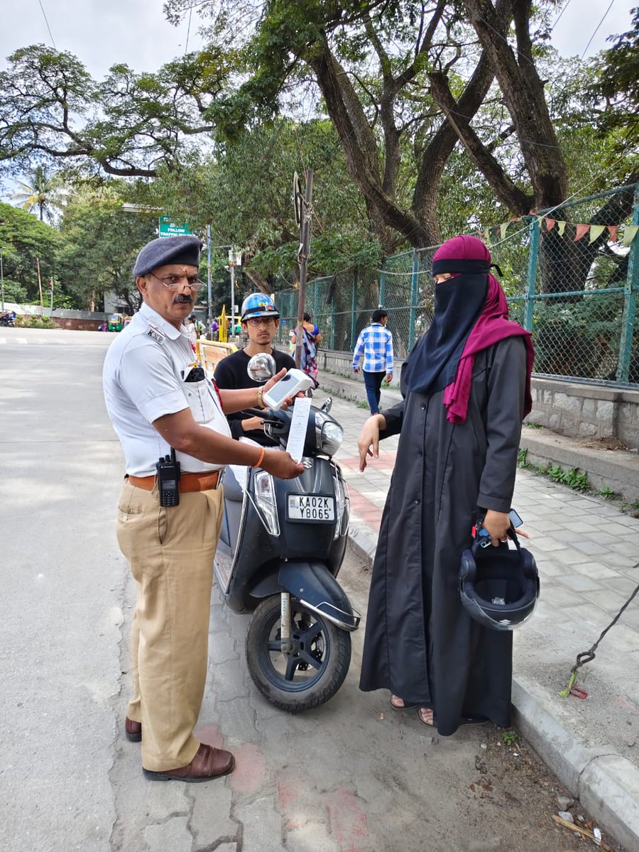 <a href="/sgowda79/">ಕನ್ನಡಿಗ ದೇವರಾಜ್</a> <a href="/blrcitytraffic/">ಬೆಂಗಳೂರು ಸಂಚಾರ ಪೊಲೀಸ್ BengaluruTrafficPolice</a> ಈ ಬಗ್ಗೆ ಸೆಕ್ಟರ್ ಅಧಿಕಾರಿಯವರು ಮತ್ತು ಸಿಬ್ಬಂದಿಯವರಿಗೆ ಸೂಚನೆಗಳನ್ನು ನೀಡಿದ್ದು, ಸಂಚಾರ ನಿಯಮ ಉಲ್ಲಂಘನೆ ಮಾಡುವ ವಾಹನಗಳ ಮೇಲೆ ದಂಡ ವಿಧಿಸಿರುತ್ತಾರೆ