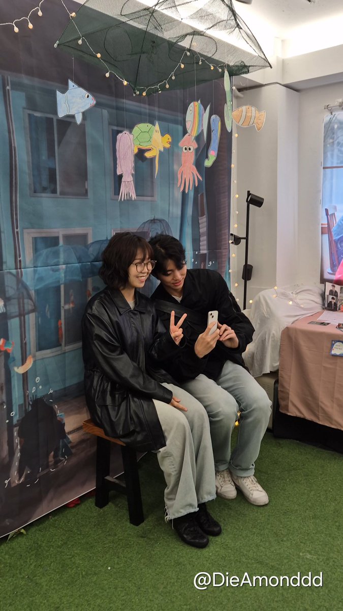 DieAmonddd's tweet photo. 선이 감독님이랑 포토존에서 거셀 찍었어 근데 감독님이 너무 귀여워 감독님 들고 튀어서 결혼할래.. https://t.co/XuQKfTDPwl