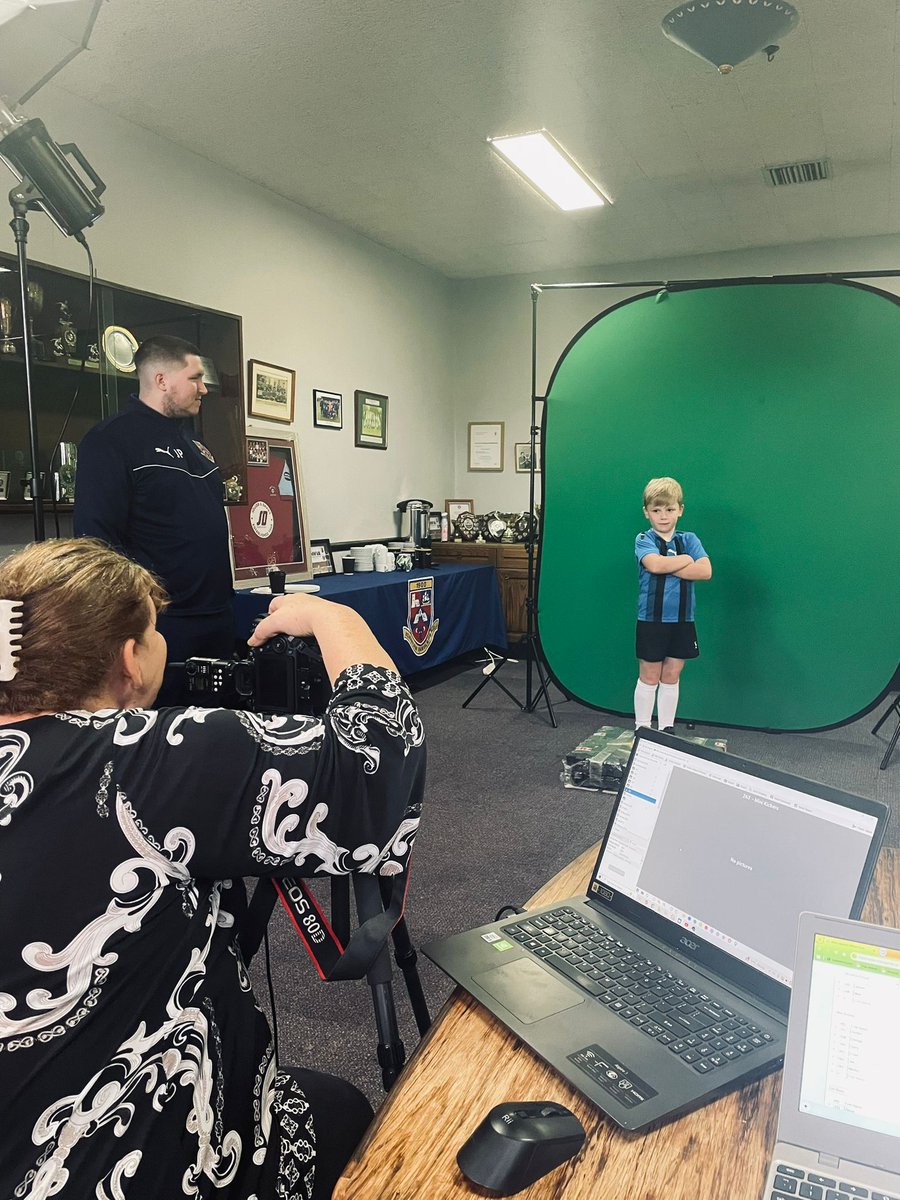 BurnhamRamFC's tweet photo. Ramblers Photo Day is underway! 📸 Over 300 cheesy grins are coming your way from players across the club, from the minis kickers to vets! 💙🖤 #TheRamblers #ClubDay #BurnhamRamblers https://t.co/QU4U0E1ug4