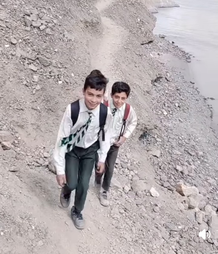 zaralamkhan's tweet photo. Students from Khuz and Dewangol villages in Upper Chitral have to travel long distances to reach their schools in Brep and back due to absence of a bridge to cross River Yarkhun. @ChitralToday
https://t.co/RKKCAcHtTr https://t.co/jgUMyxhrc8
