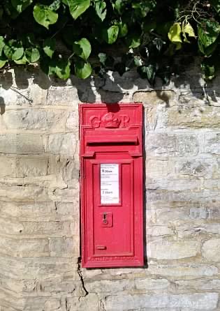 A GR wall postbox in the village of Bampton, Oxfordshire where some of “Downton Abbey” was filmed.  #postboxsaturday