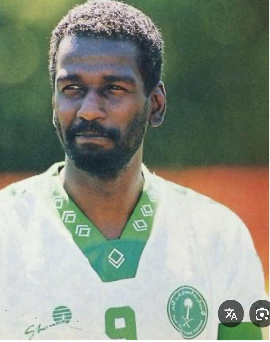 يا ناس… خلونا نتكلم بصراحة.
اللي ما عاش زمن ماجد عبدالله، عمره ما راح يعرف وش يعني “هيبة لاعب”.
ماجد مو بس كان يجيب أهداف، كان يرسم المتعة في كل لمسة،
كان يكفي يشيل الكورة برجله، تحس الملعب كله يوقف يتنفس معه.

ماجد عبدالله هو فخر النصر، ورمز الكورة السعودية،
رجل رفع راية الوطن