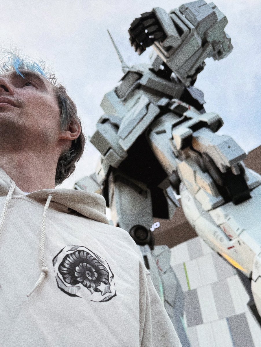 Les pulls sont toujours en preco jusqu’à dimanche soir ! 
En attendant on flex avec les prototypes 

zigoumi.fr