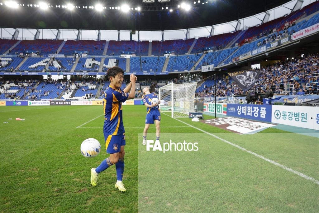 이청용이 행복해하면 팬들은 5배로 더 행복하거든요