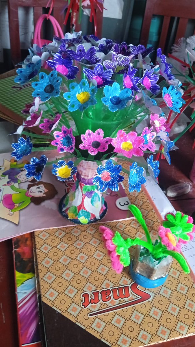 aolschools's tweet photo. Handmade with love, care, and lots of color! 💛
Our Free School children in Kalashi, Tripura turned everyday materials into beautiful flower vases - blooming with creativity and joy 🌼
@Bhanujgd
#artoflivingfreeschools #giftasmile #creativityinbloom #ʜᴀɴᴅᴍᴀᴅᴇᴡɪᴛʜʟᴏᴠᴇ https://t.co/PEfIlFTMgU