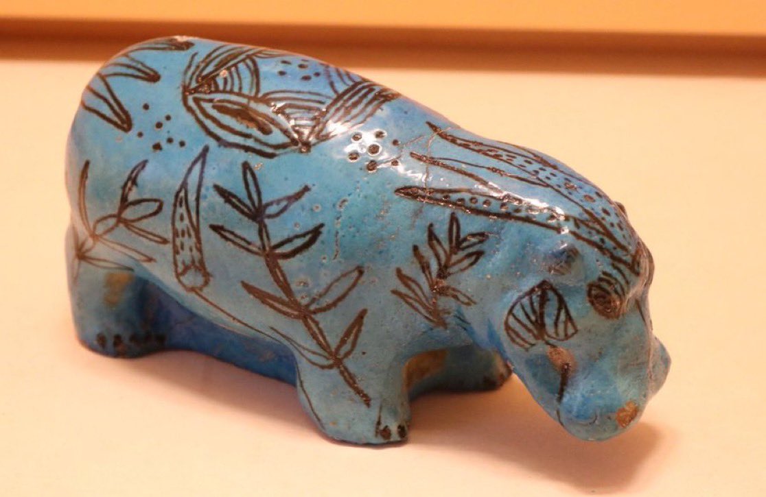 古代エジプトのファイアンス製カバ小像。
かわいいので愛好家が多いです。

（これはルーブル美術館のもの）
