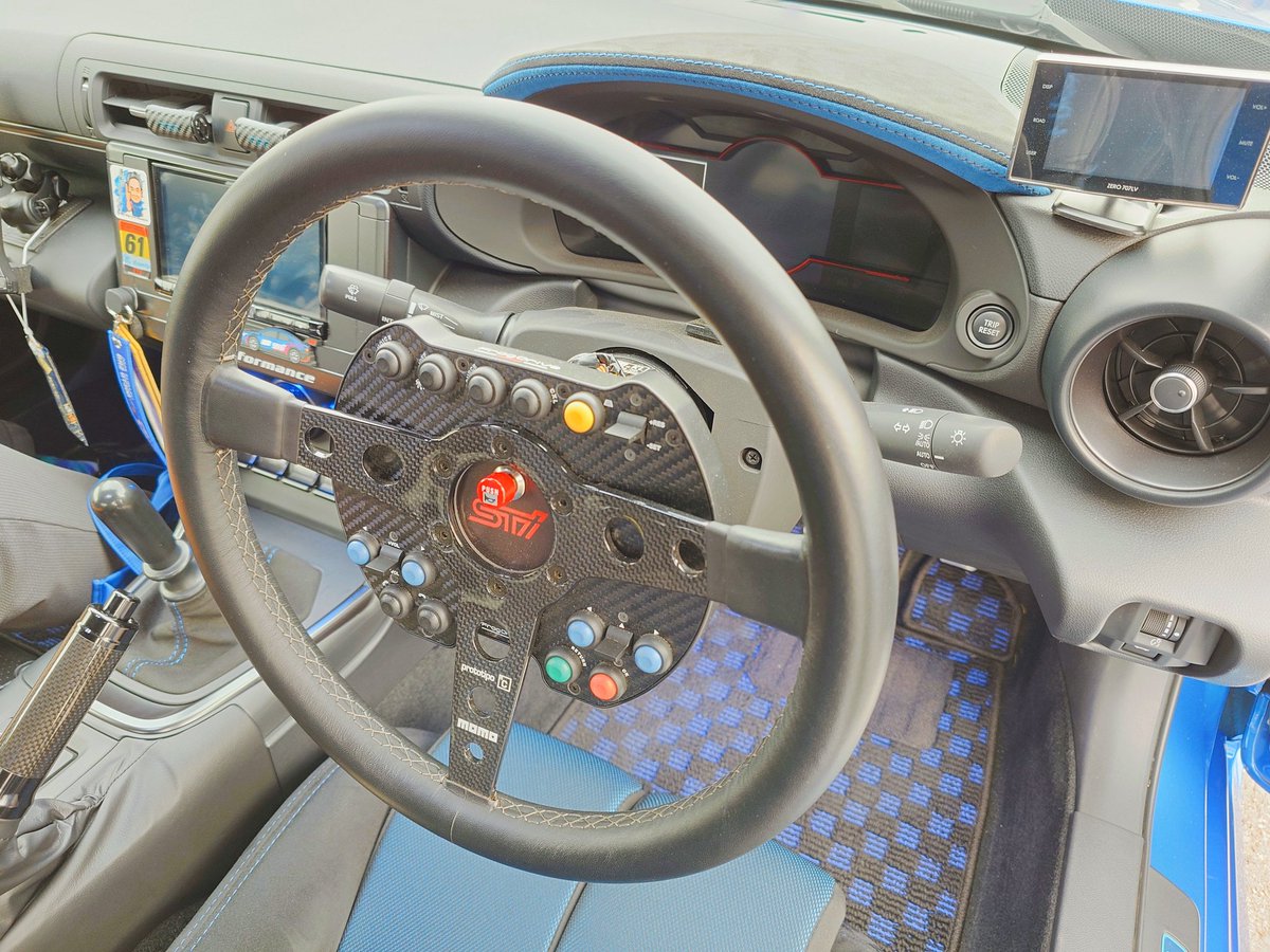 DaiBrz's tweet image. CUSTOM LINE（しげる工業）さんでメーターバイザーを製作して貰いました〜！

定番のブルーではなく、インディゴブルーをチョイス

レカロRS-Gの色味と合って狙い通り👍️
シートブーツも同社の青ステッチ仕様に交換して質感が向上しました🎵

ありがとうございました🙇

#しげる工業 
#CUSTOMLINE