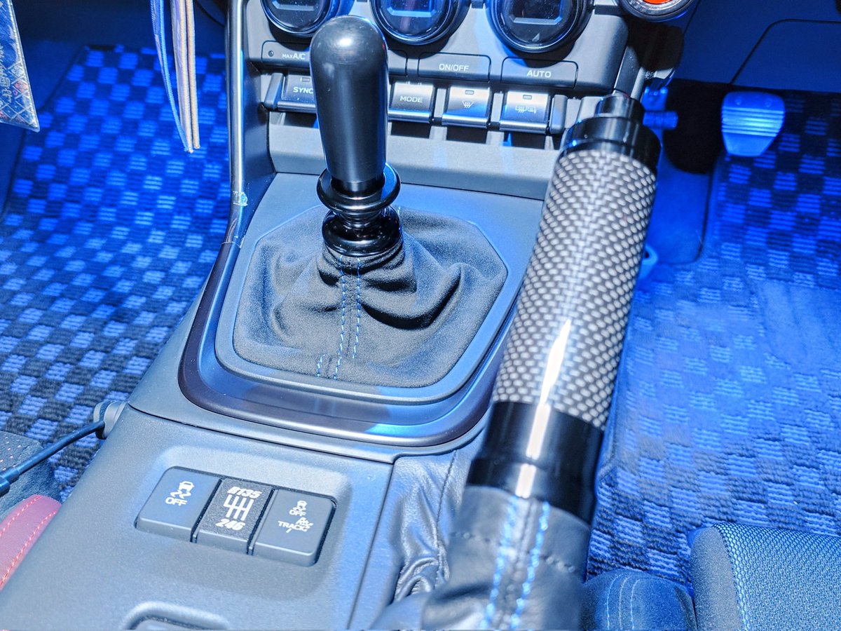 DaiBrz's tweet image. CUSTOM LINE（しげる工業）さんでメーターバイザーを製作して貰いました〜！

定番のブルーではなく、インディゴブルーをチョイス

レカロRS-Gの色味と合って狙い通り👍️
シートブーツも同社の青ステッチ仕様に交換して質感が向上しました🎵

ありがとうございました🙇

#しげる工業 
#CUSTOMLINE