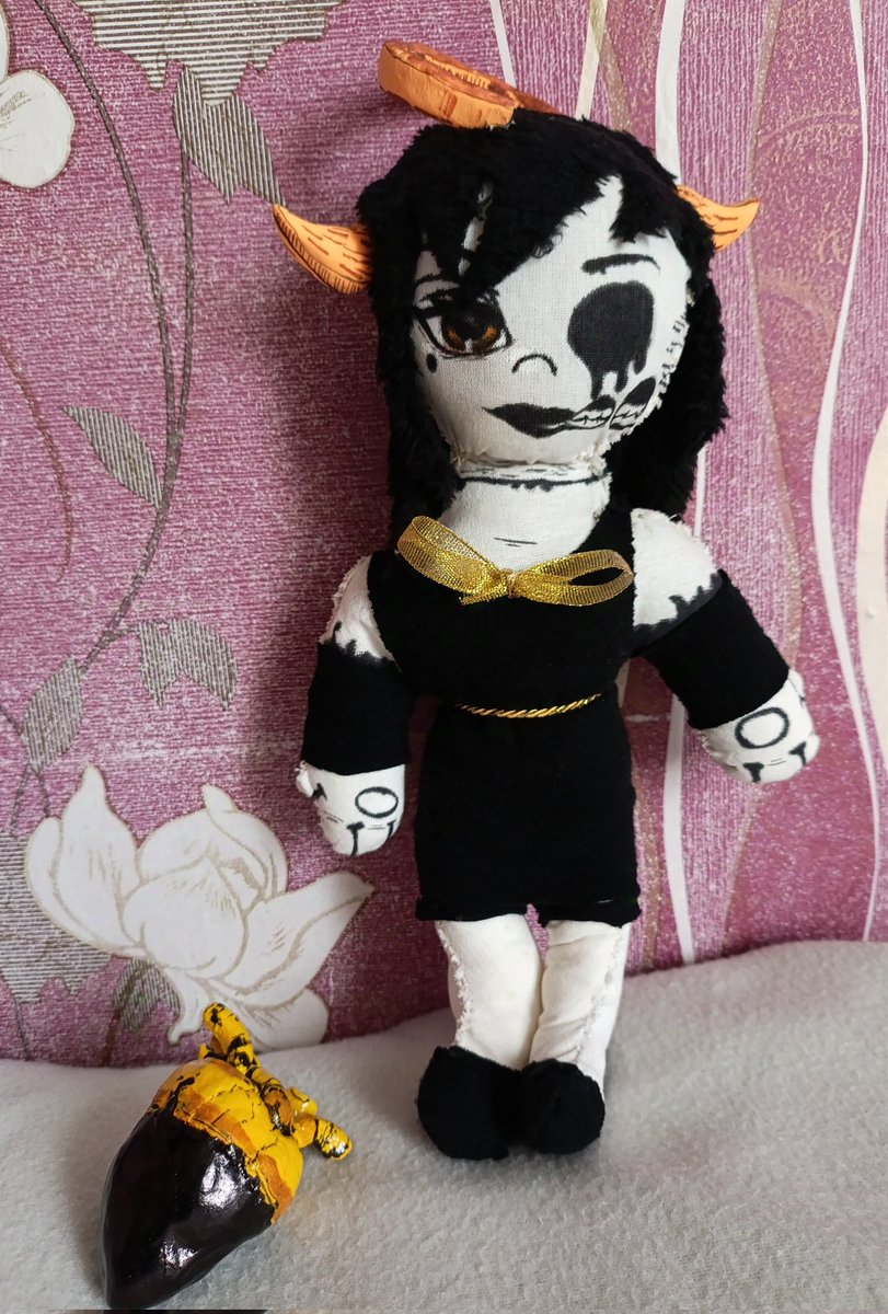 miller532242's tweet photo. My Twisted Alice plush 🖤
Not perfect because I'm not very experienced in sewing toys ":)
+ Photos of the process.
#Alice_angel
#twisted_alice
#Bendy_and_the_ink_machine
#plush
#toys https://t.co/UgpH34MscK