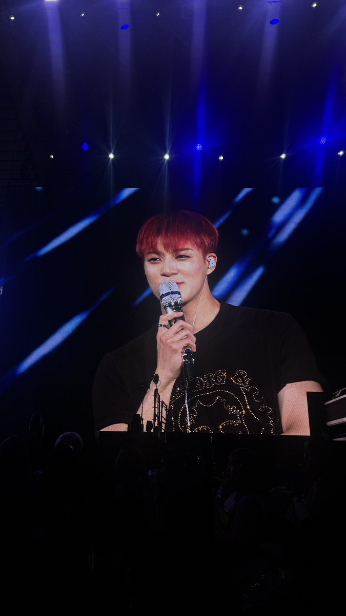 jeno with his red hair today!!