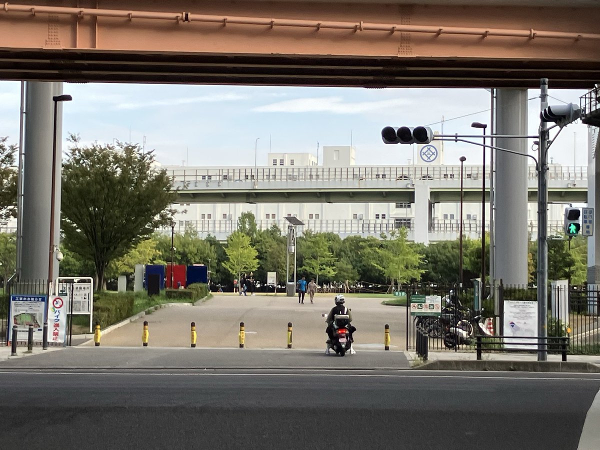 tripstar0522's tweet image. 今日は、朝から町内会のお掃除（草刈り）だったので、午後にクマ🐻チェックジョグ。
雨の予報でしたが、降られずに済みました。

コース
三宮→みなとのもり公園→ハーバーウォーク→HATなぎさ公園→筒井住宅南→旧西国街道→三宮

👟→ #HOKA  #SKYFLOW
🧦→ #無印良品