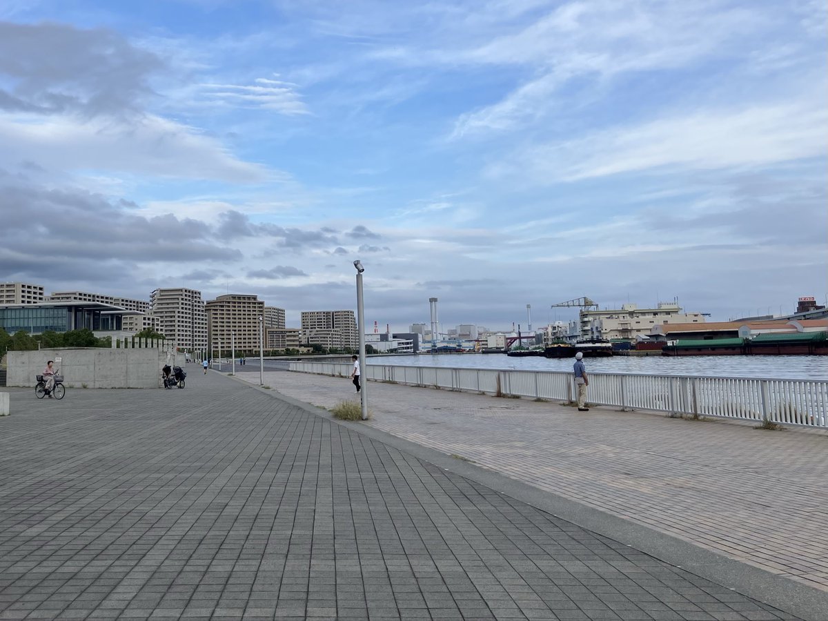 tripstar0522's tweet image. 今日は、朝から町内会のお掃除（草刈り）だったので、午後にクマ🐻チェックジョグ。
雨の予報でしたが、降られずに済みました。

コース
三宮→みなとのもり公園→ハーバーウォーク→HATなぎさ公園→筒井住宅南→旧西国街道→三宮

👟→ #HOKA  #SKYFLOW
🧦→ #無印良品