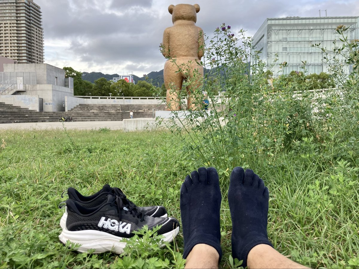 tripstar0522's tweet image. 今日は、朝から町内会のお掃除（草刈り）だったので、午後にクマ🐻チェックジョグ。
雨の予報でしたが、降られずに済みました。

コース
三宮→みなとのもり公園→ハーバーウォーク→HATなぎさ公園→筒井住宅南→旧西国街道→三宮

👟→ #HOKA  #SKYFLOW
🧦→ #無印良品