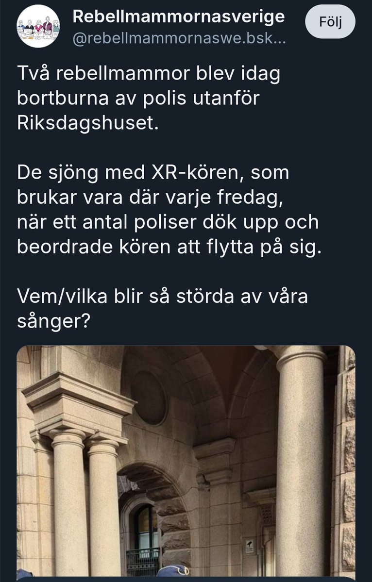 Henrik P (@henrikperala) on Twitter photo Rådigt och viktigt av polisen att flytta sjungande mammor med våld från området utanför riksdagshuset. Nu slapp <a href="/CarlOskar/">Carl-Oskar Bohlin</a> behöva gå och stirra argt på dom. Rådigt och viktigt av polisen att flytta sjungande mammor med våld från området utanför riksdagshuset. Nu slapp <a href="/CarlOskar/">Carl-Oskar Bohlin</a> behöva gå och stirra argt på dom.