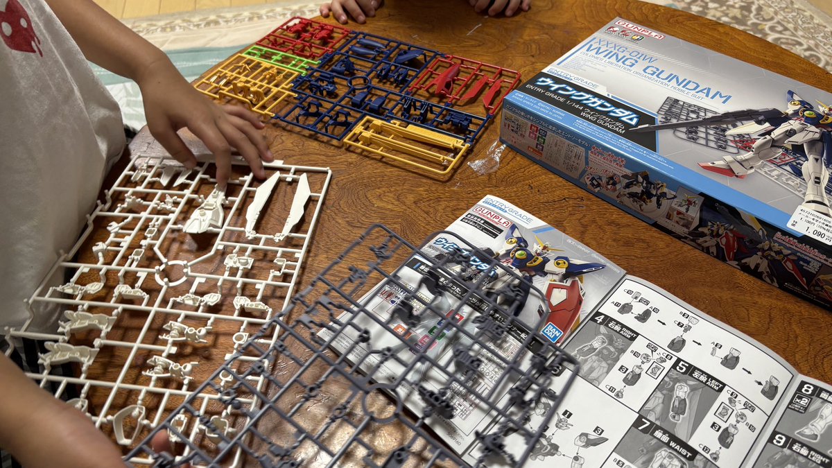 娘がガンプラ作り始めました。
（3Dのピクセルアート作りに活かせそう）
（造形という意味では同じ）

#ガンダム #ガンプラ