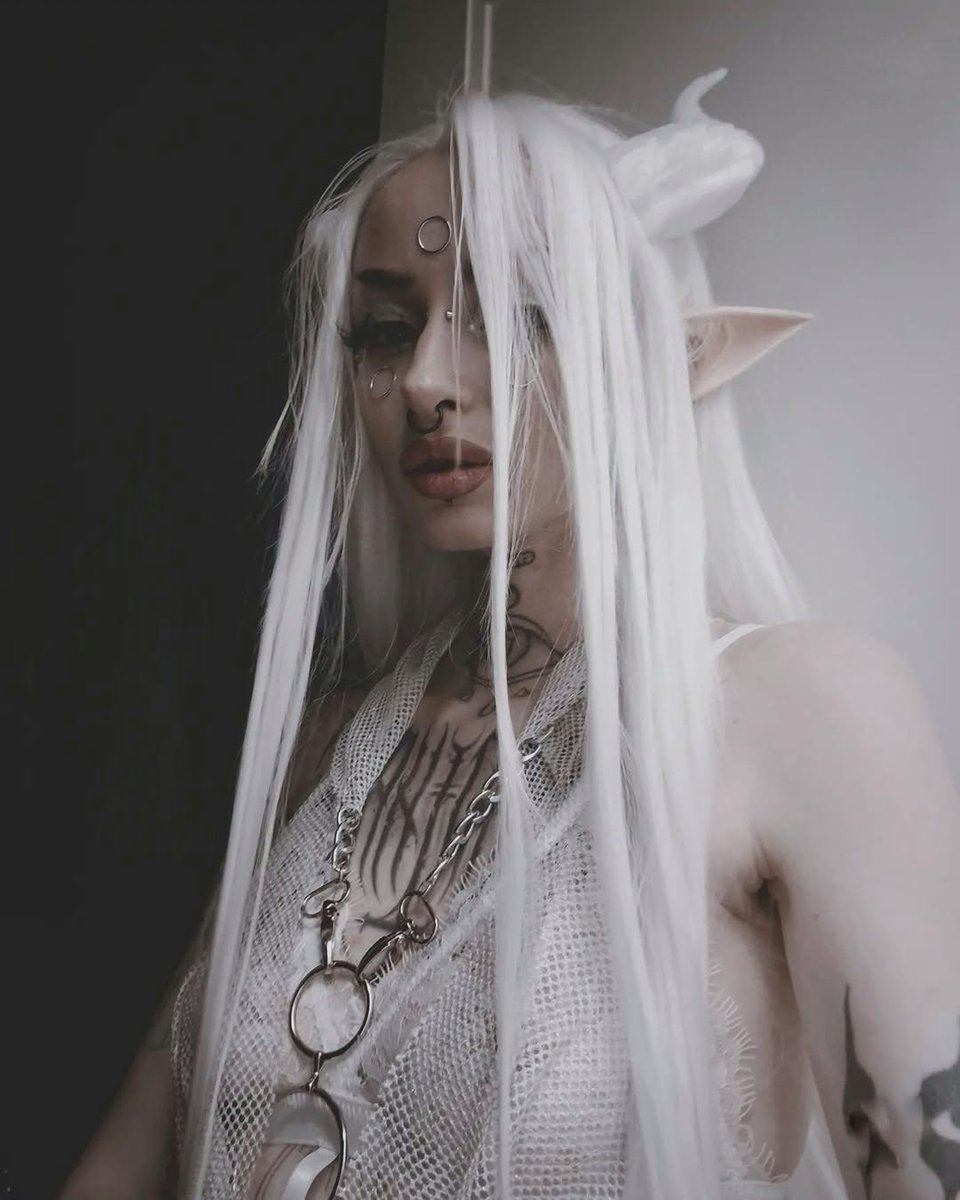lildemonwitch's tweet photo. Let me take your soul 😈

#succubus #demon #devil #alt #elf #elven #tiefling https://t.co/AFsrnIwHt7
