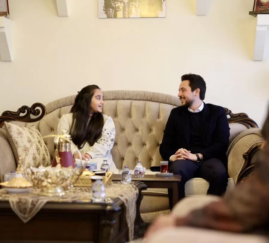 قال ليش بتعطوا مكرمة دراسة للعسكريين عشان بهيك يوم انت بتكون بتشرب كباتشينو وماسك تلفونك تنظر ع البلد وغيرك واقف وجه بوجه قبال الموت مشان يحميك…

الله يرحم العقيد عبدالرزاق الدلابيح 
والشهيد سائد المعايطة و البطل راشد الزيود  والشهيد معاذ الحويطات