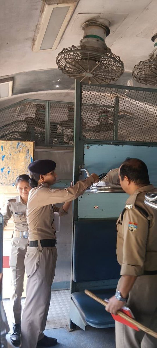 दीपावली पर्व पर सुरक्षा को दृष्टिगत रखते हुए #UttarakhandPolice जीआरपी द्वारा समस्त रेलवे स्टेशन परिसरों व ट्रेनों में सघन चैकिंग की जा रही है।