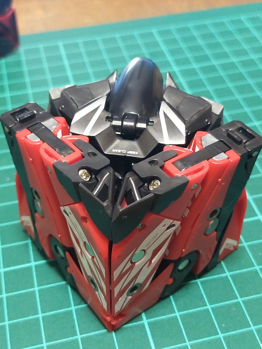 AufEls's tweet image. #52TOYS の #INFINITYBOX より チーターとガゼルの2体
変形難度が過去一ですね…
伸ばしたり捻ったり大変だけどよくこのフォルムに出来るな、
凄い設計だ…
↓で各合体