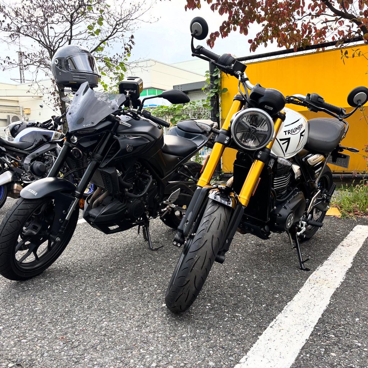 y_holver's tweet photo. 先程無事にtriumph speed400納車しました〜🏍️
最初で最後のMT-25とのshot📷
#バイク #triumph #speed400 #YAMAHA #mt25 https://t.co/ShMw7GVdL2