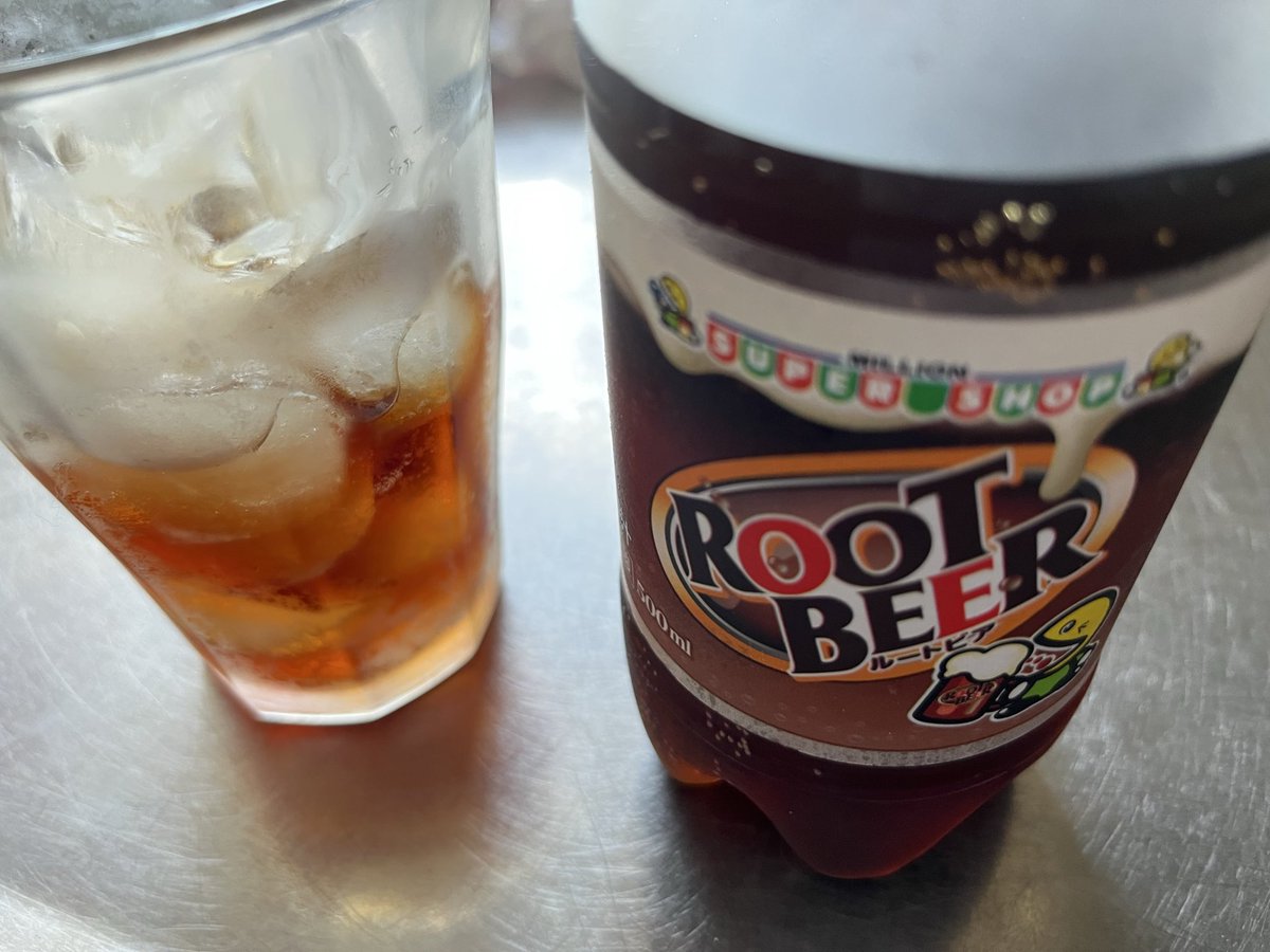 esthespree's tweet image. ビアだけどお酒じゃないルートビア #ROOTBEER を初めて飲んでみました✨フタ開けるとなんというか…サロンパス臭🤣味はなんというか…サササササロンパス炭酸🤣でもマズイわけじゃない🤣甘めな不思議な飲み物…なんかのタイミングでいきなり超ハマりそうな気もするｗ