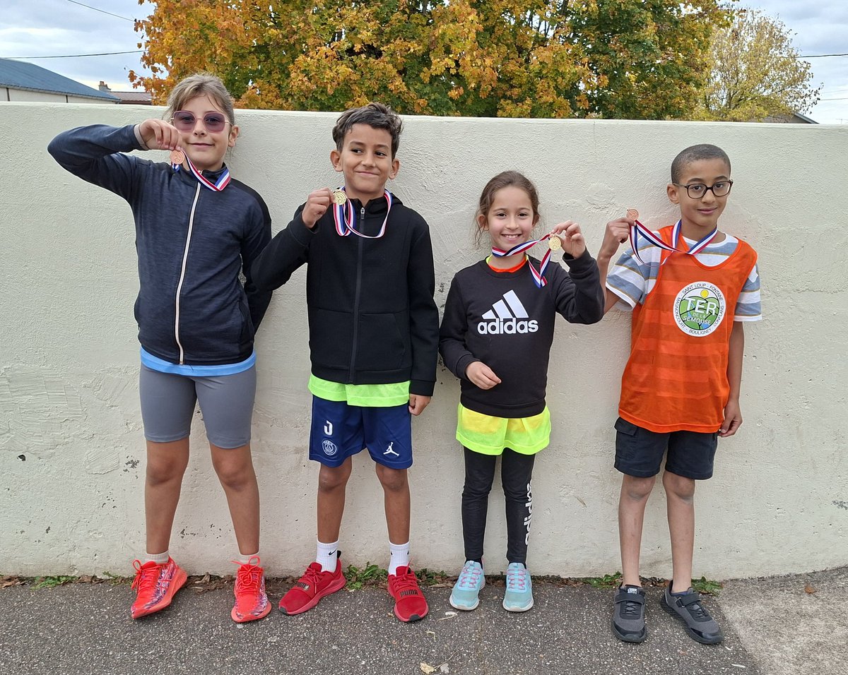 Ecole du Chanois. Cross du TER. 2 médailles d'or et 2 médailles de bronze. Félicitations à tous les participants pour avoir donné le meilleur d'eux-mêmes.