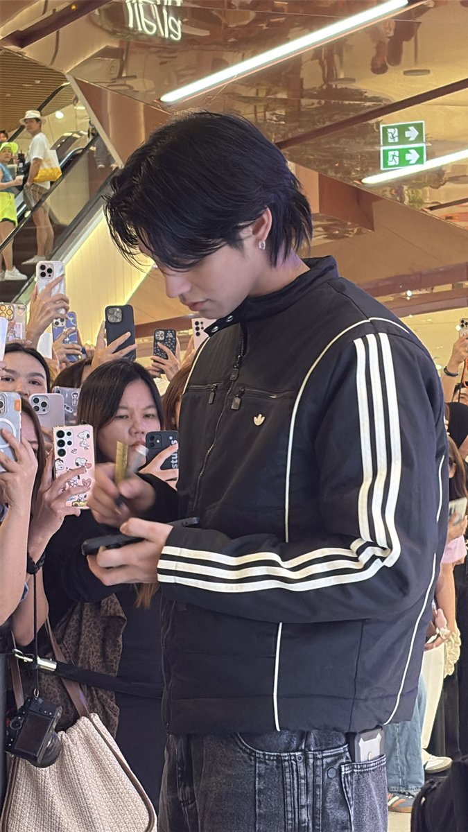 themangozero's tweet image. 👟✨สนุกกับทุกก้าว เลือกไลฟ์สไตล์ที่ใช่ เปิดประสบการณ์ใหม่ไปกับ  #adidasOriginals ที่ Central Park 🛍️ 🤍🖤🔥
.
ช่วงพบปะแฟนๆ บอกเลยว่าผมไม่ได้ติดแอค แต่แอคติดผม หล่อฉบับ OG! ที่ต้องเห็นด้วยตาเนื้อจริงๆ 😎✨🔥
.
BRIGHT With adidas Style 
#adidasxBRIGHT #bbrightvc