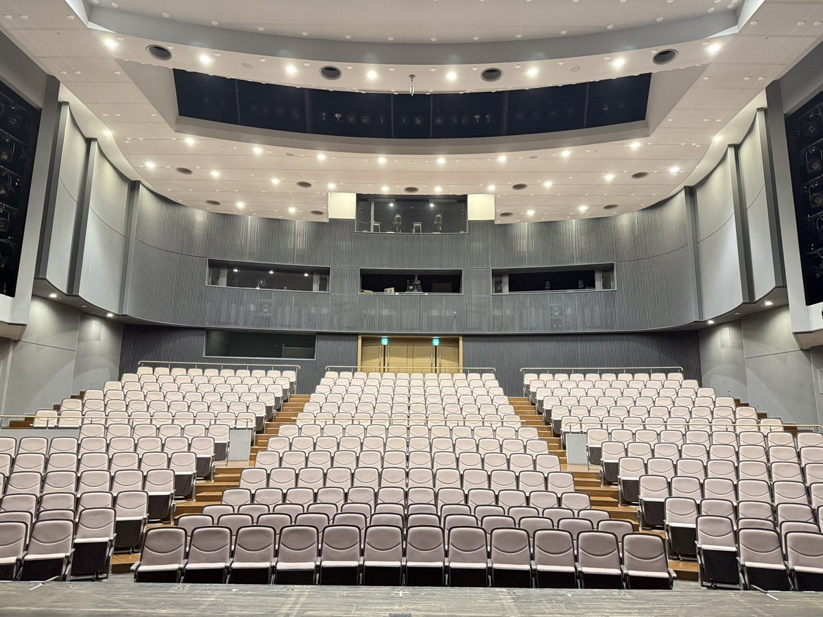 今日はNHKイベントで岐阜県羽島市へ💚たくさんのご家族にお会いできて幸せな時間でした☺️ご来場ありがとうございました✨
ダンサーのるかちゃん、あかねちゃん、ありがとう💕
2022年ぶりのこちらのホール！
緞帳の美濃菊が美しかったです✨