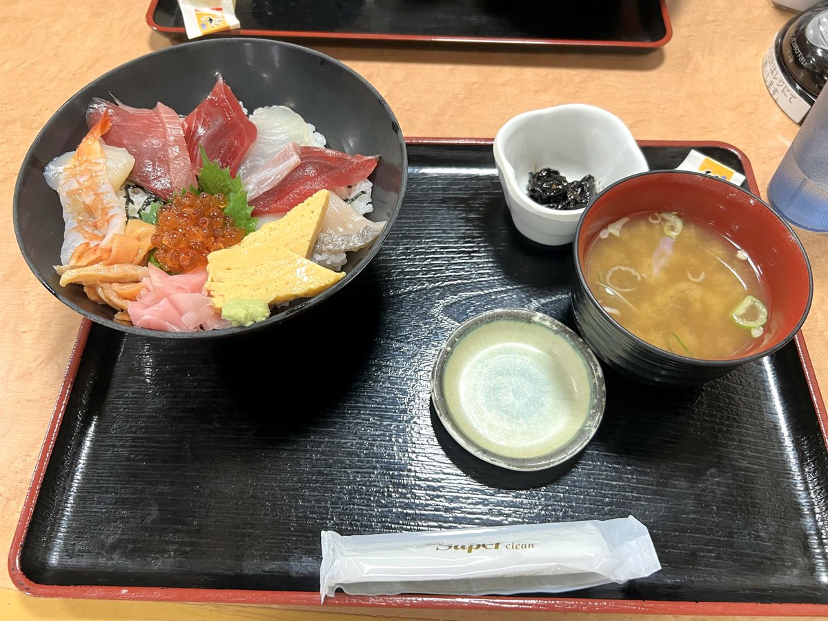 お昼休憩は漁師料理たてやまへ🍣

豪華な海鮮丼で腹ごしらえ😋

#クロニクルツーリング #RIDE
#ロイヤルエンフィールド