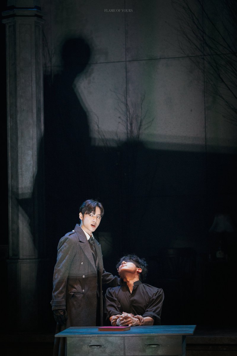 2025.10.18. 뮤지컬 『데카브리』 
스페셜 커튼콜 : M02. 얼어붙은 도시

미하일 | #정휘
아카키 | #김찬종

이쪽 아니면 저쪽, 
결백 아니면 불온,
충성 아니면 반역,