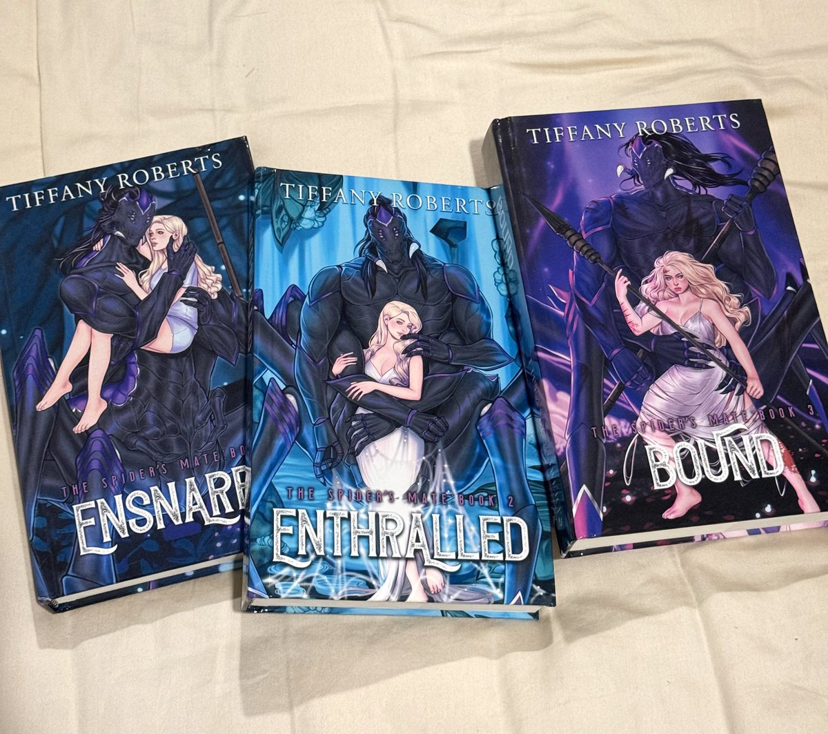 The Spider's Mate Trilogy
🕷️🪾Tiffany Roberts

เป็นเรื่องที่ถูกพูดถึงบ่อยอยู่ในวงการ inhuman alien romance พออ่านจบก็ชอบระดับที่มีอีบุ๊คแล้วแต่ยังซื้อปกแข็งแหละจ้า😭👌 ก็พี่แมงมุมเขาละมุน เขาเท่ เขา protective อะ ตัวละคร very likable เนื้อเรื่องก็สนุก (4.75⭐️/3🌶️)

#whatRReads