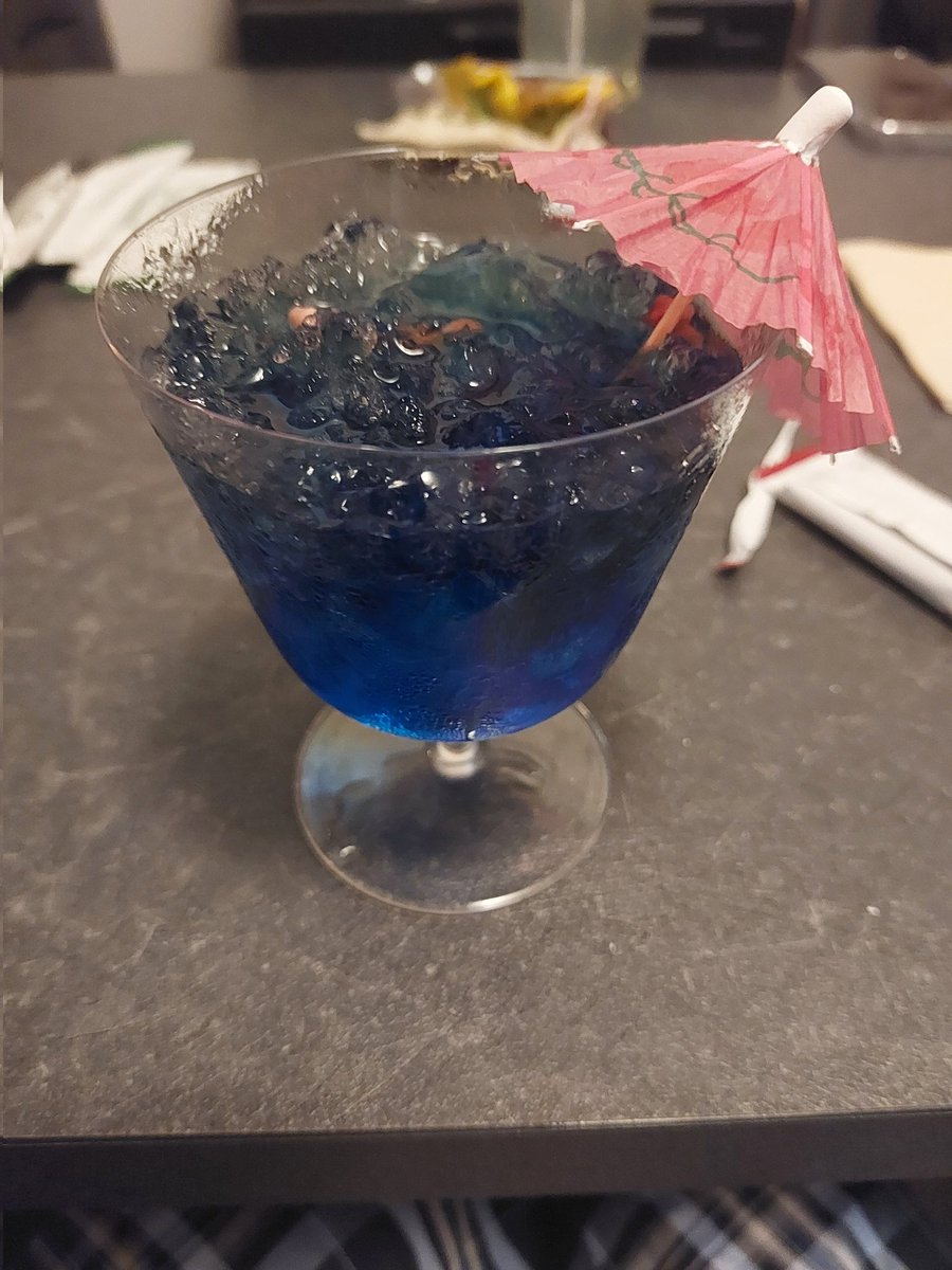 위에 빨강색 마시고 좀 저었더니 예쁜 파랑이되서 오크타르됐다는 얘기 들음